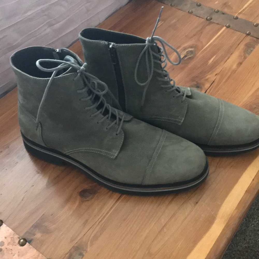 Zippered men’s boot